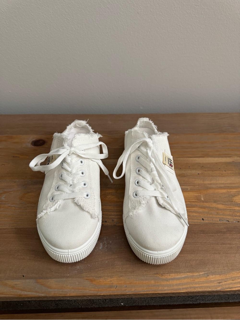 NWOT 110 Denim summer white Frayed Canvas Slip-On Sneakers sz 8